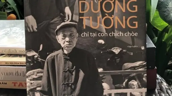 Nhà thơ, nhà văn, dịch giả Dương Tường trong hình bìa một cuốn sách của ông