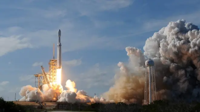Roket Falcon Heavy yang dimodali pengusaha Elon Musk melesat dari Florida, AS, 6 Februari lalu.