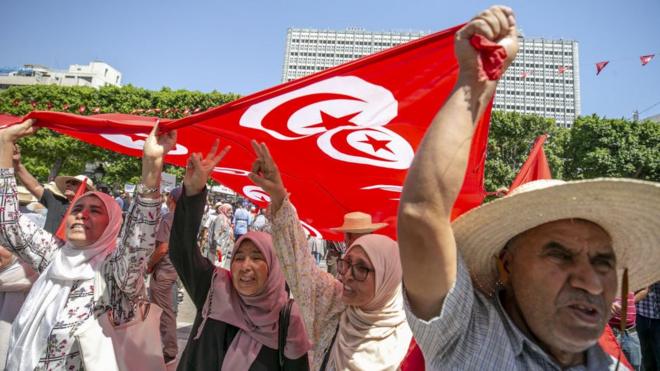 متظاهرون في شارع الحبيب بورقيبة وسط العاصمة التونسية