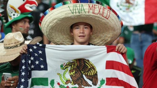 Un aficionado con una bandera mixta de México y EE.UU.
