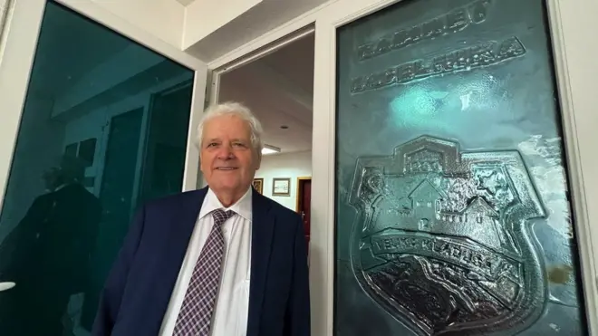 Fikret Abdić na vratima kabineta načelnika opštine Velika Kladuša