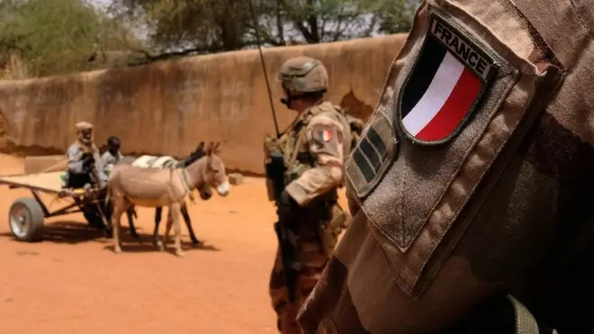 Soldat français avec insigne à Gossi
