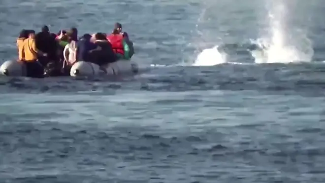 خفر السواحل اليوناني يطلق النار على نحو قارب للاجئين