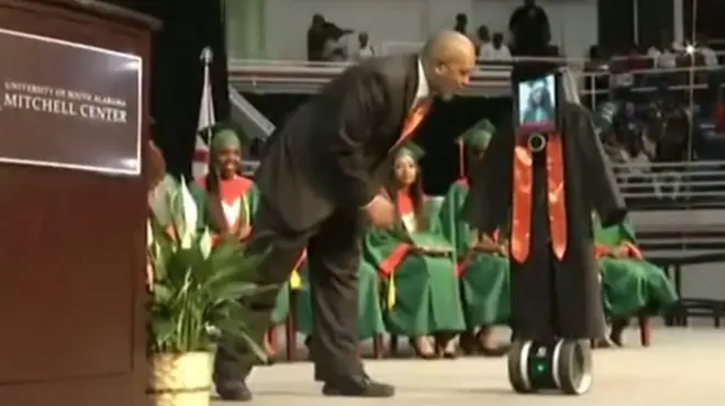 робот на сцені