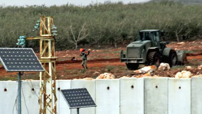 معلقون يرون أن العملية تأتي في سياق تفكيك مواقع القوة لدى حزب الله في سوريا أو لبنان