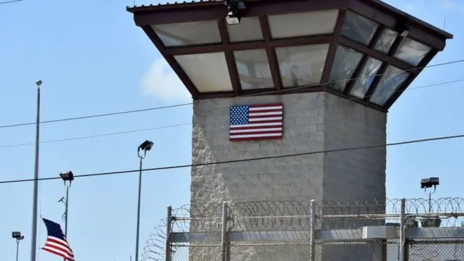 Vịnh Guantanamo được dùng làm nơi giam giữ những tù nhân mà Washington gọi là "chiến binh thù nghịch"