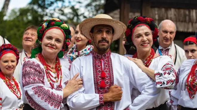 90 років тому українська діаспора в Бразилії створила ансамбль "Барвінок". Зараз подібні ансамблі є найміцнішим бастіоном збереження української культури у Південній Америці