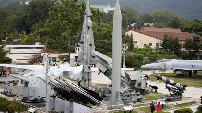 문재인 대통령은 21일(현지시간) 백악관에서 열린 조 바이든 미국 대통령과의 첫 정상회담 직후 공동 기자회견에서 한·미 미사일지침 종료 사실을 밝혔다