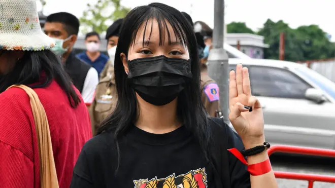 ทานตะวัน ตัวตุลานนท์ หรือตะวัน นักศึกษาและนักกิจกรรมวัย 20 ปี หนึ่งในผู้ต้องหาคดี 112 จากกรณีทำโพลขบวนเสด็จที่สยามพารากอน เมื่อวันที่ 8 ก.พ. 2565 และคดี 112 จากกรณีไลฟ์สดทางเฟซบุ๊กก่อนมีขบวนเสด็จ เมื่อวันที่ 5 มี.ค. 2565