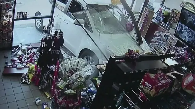 كاميرا مراقبة ترصد لحظة اقتحام سيارة أحد المتاجر