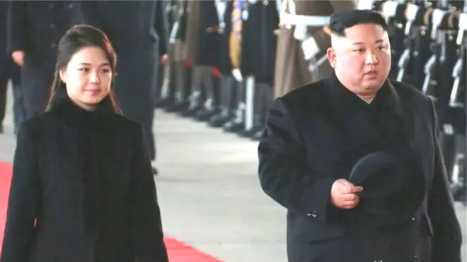 उत्तर कोरियाचे राष्ट्राध्यक्ष किम जाँग-उन आणि त्यांची पत्नी रि सोल-जू चीनमधील भेटीवर