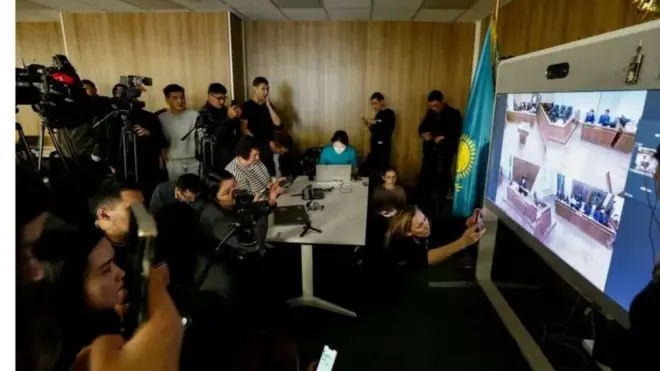 Журналистлар 2024 йил 11 март куни Бишимбаева иши бўйича дастлабки суд мажлисида жонли эфирни кузатишмоқда.