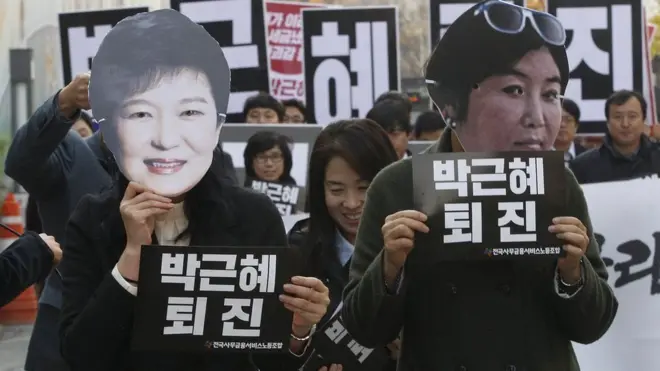 Ada yang sampai mengatakan bahwa Presiden Park Geun-hye (kiri) hanya boneka Choi Soon-sil (kanan) walau tidak ada dasarnya.