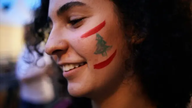 متظاهرة لبنانية