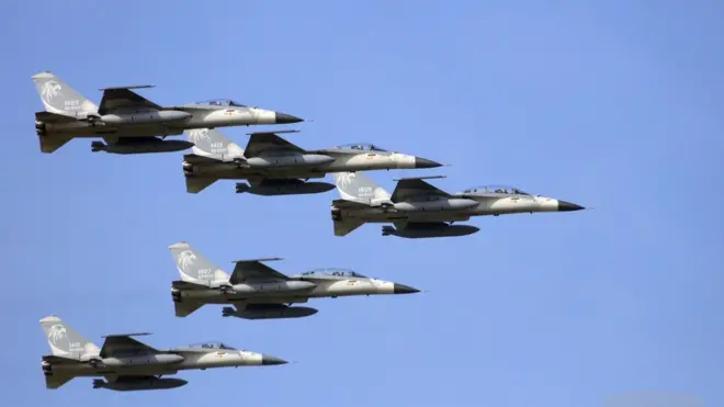 台灣空軍有400多架戰機，包括130架經國號、150架f-16S、60架幻影戰機。台灣陸海空三軍防空部隊2016年年底在全島實施制敵空襲的"聯翔操演"。（資料照片）
