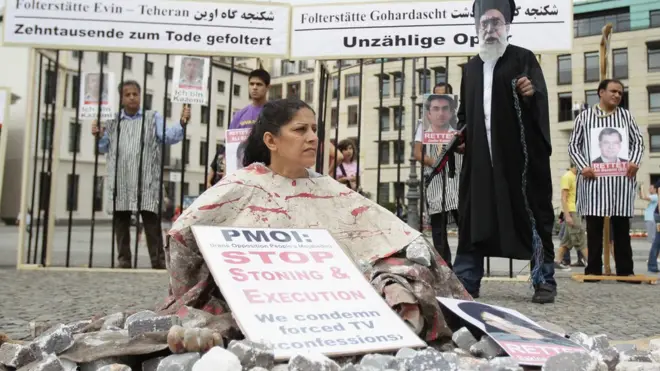 Акции против казни через забивание камнями регулярно проходят в Европе