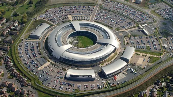 "政府通訊總部"（GCHQ）是英國的情報監聽機構。