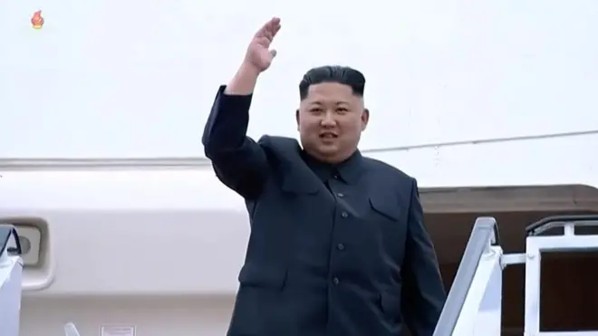 Ким Чен Ын прощается с провожающими перед перелетом в Сингапур.