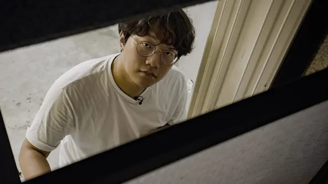 一位住在韓國首爾半地下室的居民