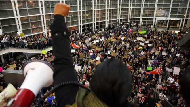 İlk seyahat yasağı girişimi havalimanlarında çok sayıda protestoya sahne olmuştu