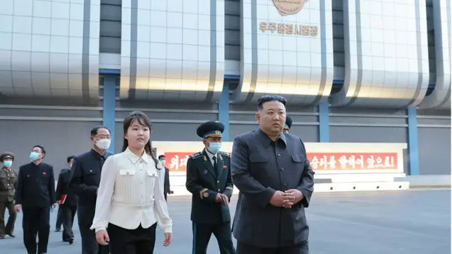 김정은 북한 중앙노동당 총비서가 18일 국가우주개발국을 현지지도했다. 딸 김주애도 동행했다