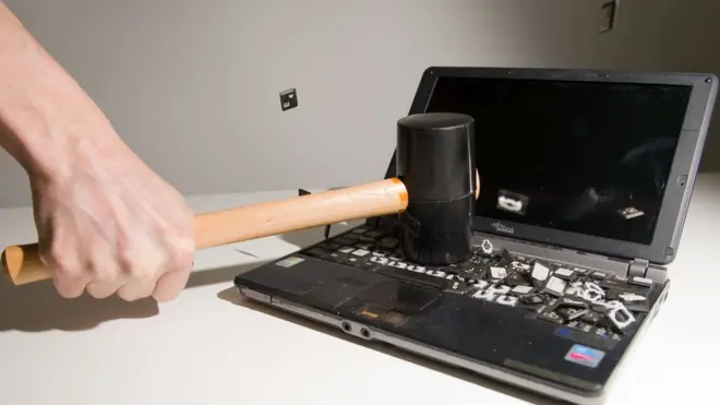 Persona rompe una computadora
