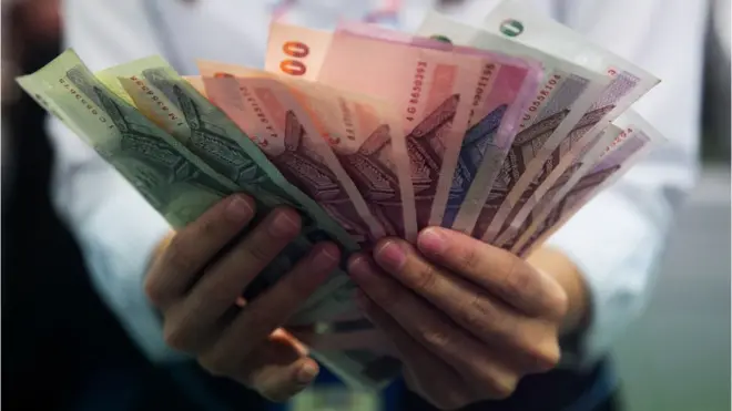 مقامی اخبار بنکاک پوسٹ کا کہنا ہے کہ سرمایہ کاروں کو انتہائی زیادہ شرح کے منافعوں کا لالچ دیا جاتا تھا اور نئے سرمایہ کار لانے کے لیے معاوضہ بھی دیا جاتا تھا۔