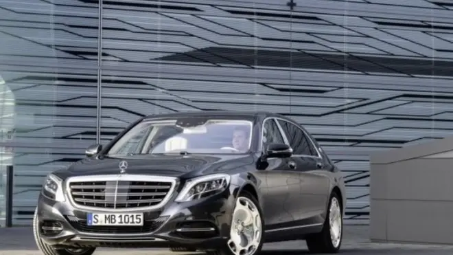 김정은 위원장이 탄 것으로 보이는 마이바흐 구형 차량