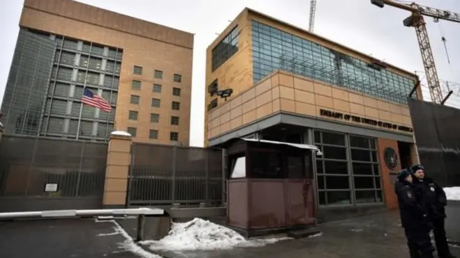 هذا الخفض في عدد الدبلوماسيين الأمريكيين في روسيا، يجعل عددهم موازيا للعدد الحالي للدبلوماسيين الروس العاملين في الولايات المتحدة.