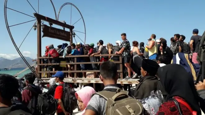 Ratusan wisatawan asing dan lokal menunggu untuk dievakuasi dari pulau Gili Trawangan di wilayah Lombok Utara, Senin (06/08).