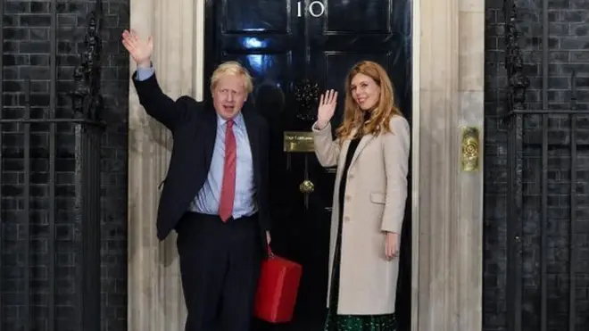 Boris Johnson y su pareja Carrie Sydmons en la puerta del número 10 de Downing Street, tras la aplastante victoria de los conservadores el jueves.