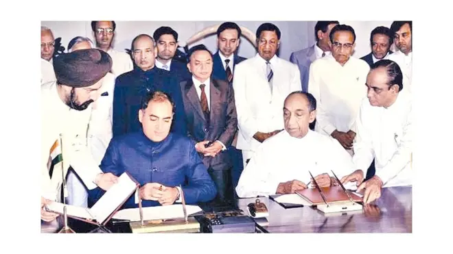 ඉන්දු ලංකා ගිවිසුමට අත්සන් තබමින්