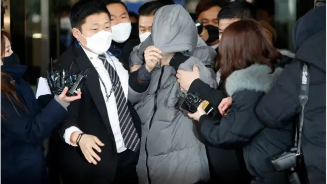 정인양을 입양한 후 수개월간 학대해 사망에 이르게 한 혐의를 받는 양부 안모씨가 13일 오전 서울 양천구 서울남부지방법원에서 열린 아동복지법위반(아동유기‧방임) 첫 재판을 마친뒤 법원 청사를 나서고 있다