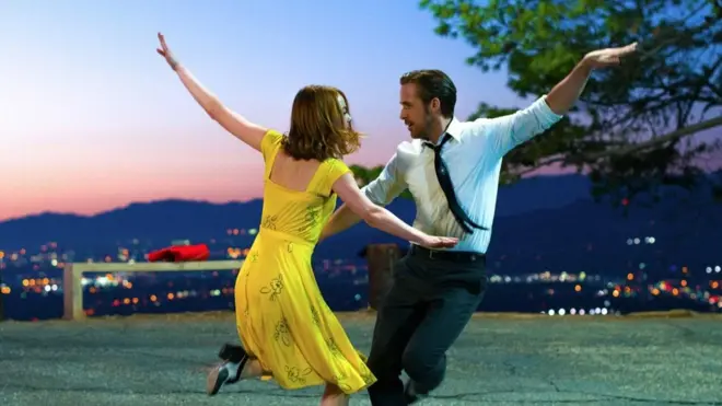 Filmde Emma Stone ile Ryan Gosling arasında çok iyi bir uyum göe çarpıyor.