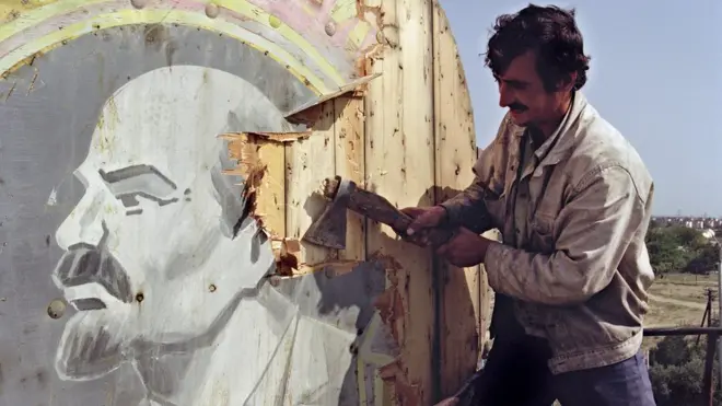 Moskvada çevrilişin iflasından iki ay sonra, 1991-ci il, oktyabrın 18-də Azərbaycan da öz müstəqillyiini elan edib