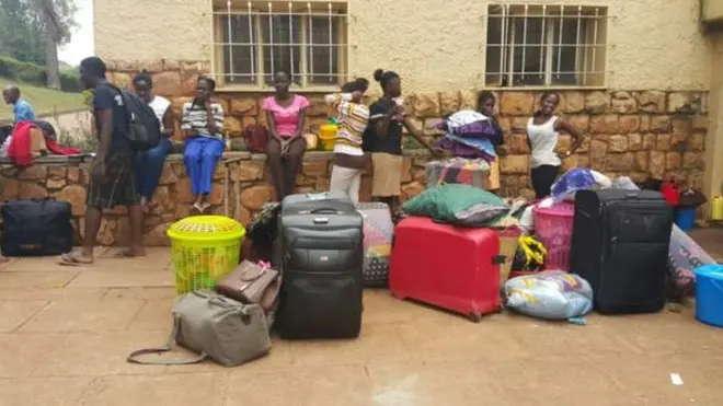 Des étudiants de l'Université Makerere font leurs valises après la fermeture de l'établissement.