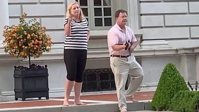 زوجان في ميسوري بأمريكا "يشهران السلاح بوجه محتجين"