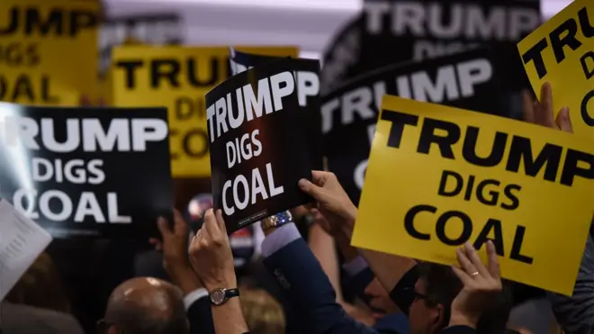 Плакаты в поддержку Трампа