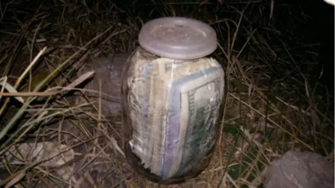 Банка із валютними заощадженнями судді Чауса стала одним із символів корупції в Україні