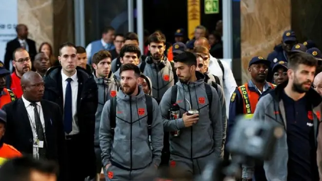 Lionel Messi akiwa na wachezaji wenziwe wa timu ya FC Barcelona