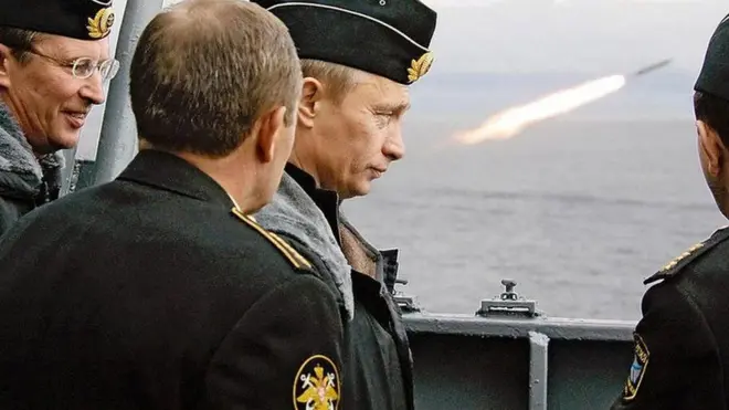 지난 2005년 미사일 발사를 참관하는 푸틴 대통령의 모습. 현재 우크라이나에서의 전쟁 실패라고 생각할 경우 그는 더욱 무모한 수단을 강구할 수 있다