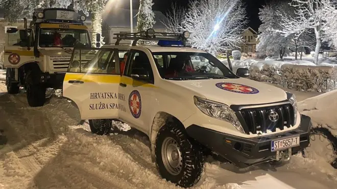 Dalmacija odsečena od Hrvatske zbog snežne oluje, zavejani putnici spaseni