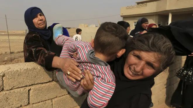 مدنيون عراقيون يفرون من القتال الدائر ضد تنظيم الدولة الإسلامية في مدينة الموصل