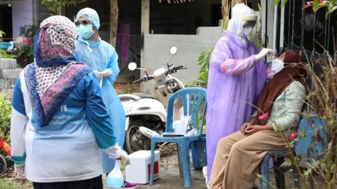 สำนักสาธารณสุขเทศบาลนครยะลา เคาะประตูบ้านตรวจเชื้อโควิดเชิงรุก ในพื้นที่เสี่ยง เมื่อวันที่ 7 ต.ค. ที่ผ่านมา โดยคัดกรองด้วยชุดตรวจ ATK ที่ชุมชนห้าแยกกำปงบาโงย ถนนสาย 15 สะเตง และซอยย่อย