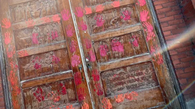 10 ኣብያተ ክርስቲያን ተጠቒዐን