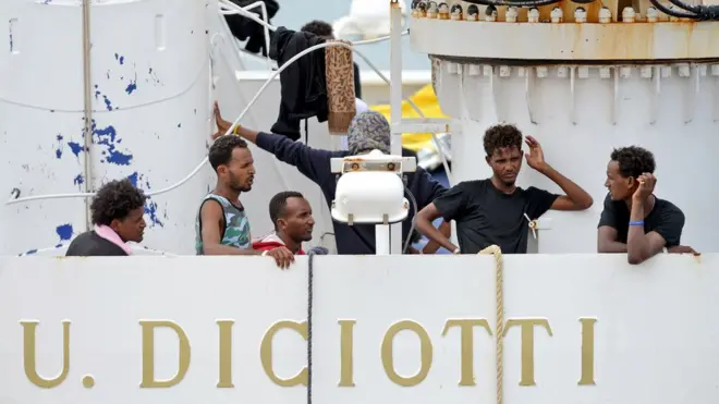 Diciotti gemisinde bekletilen göçmenler