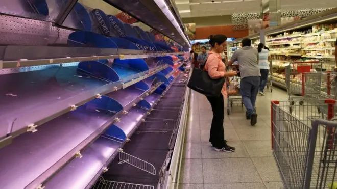 Tras una semana de protestas contra las medidas de austeridad, los supermercados del país muestran señales de desabastecimiento.