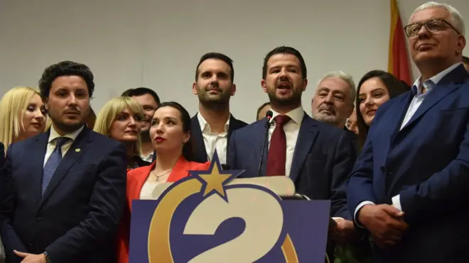 Јаков Милатовић са Дританом Абазовићем из покрета УРА, као Андријом Мандићем из Демократског фронта и бившим црногорским премијером Здравком Кривокапићем прославља изборну победу