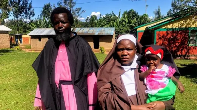 ''Yesu'' wa Tongareni (kulia) pichani na mmoja wa wake zake pamoja na mtoto wake
