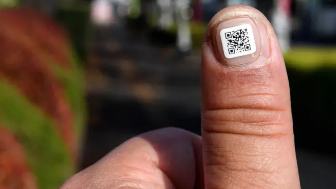 Las calcomanías pueden se adhieren a las uñas y proporcionan información básica sobre la persona que sufre demencia.